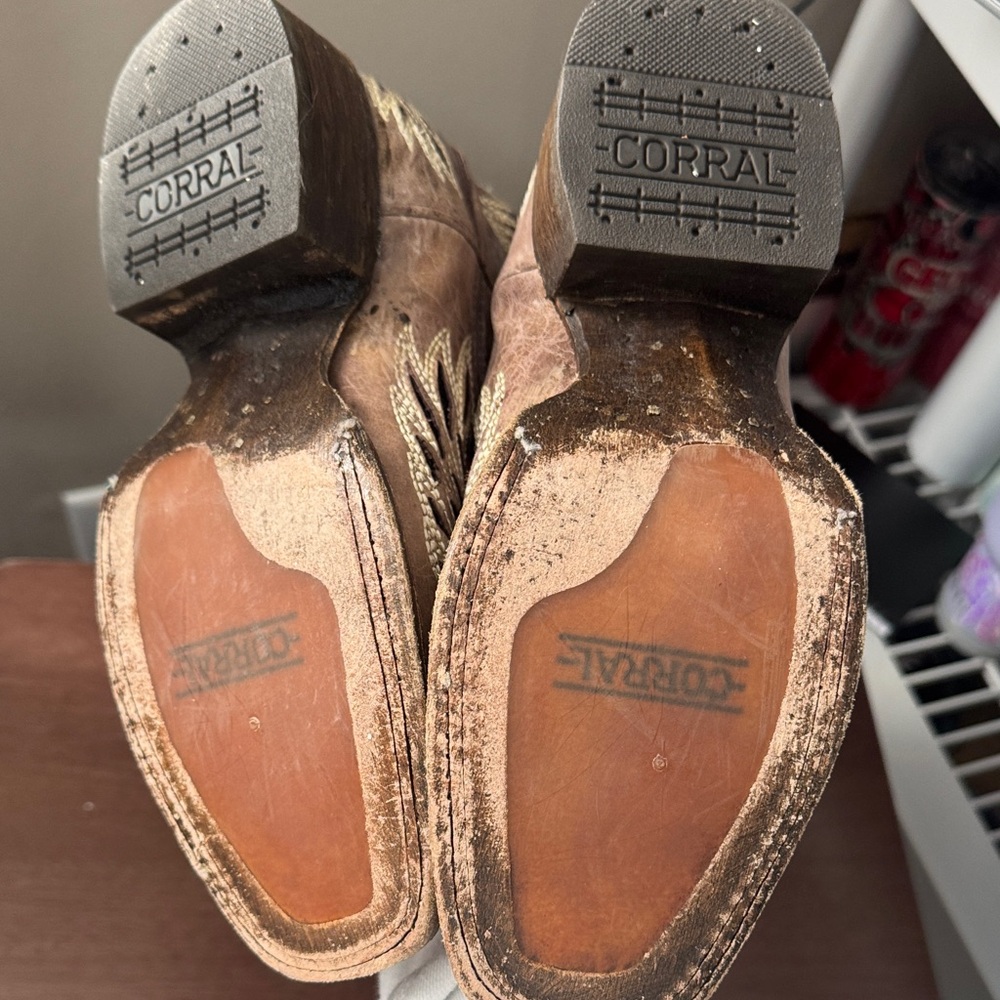 Corral Boots with beautiful Cross and wings design - Picture 4 of 8
